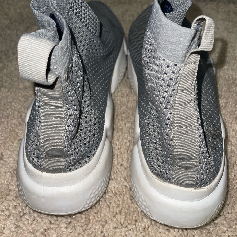 Sneakers - Picture 2 of 5